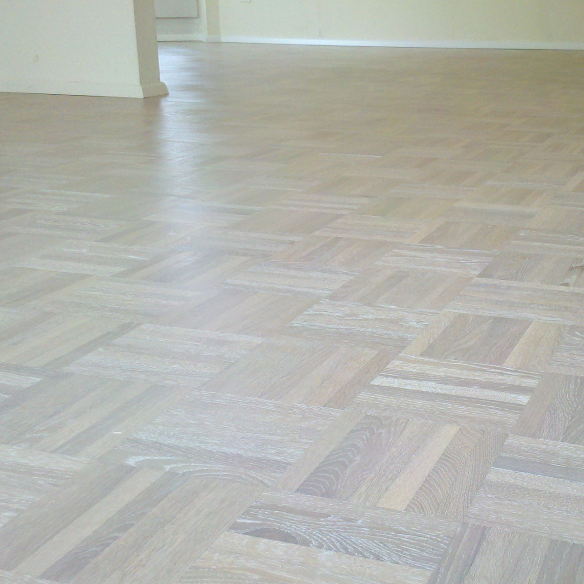 Vorher lackierter Mosaikparkettboden