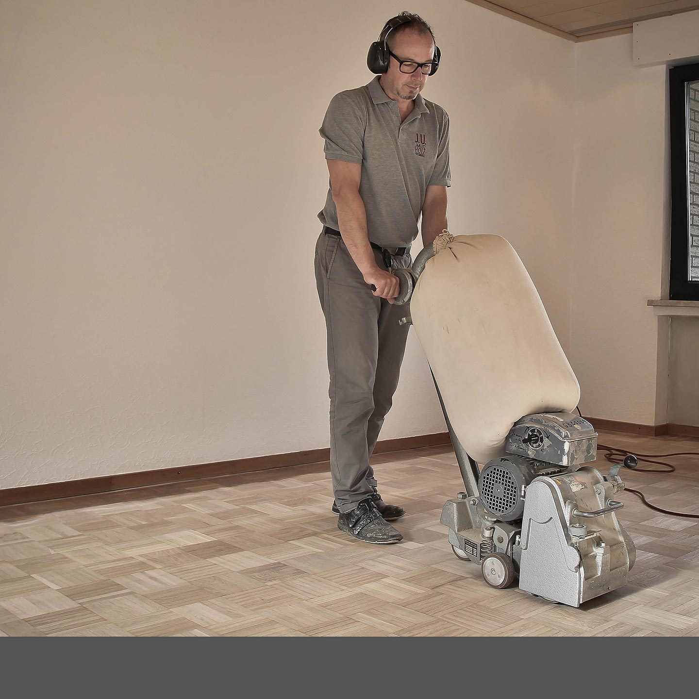 Mit einer Walzenschleifmaschine wird zuerst die Fläche in mehreren