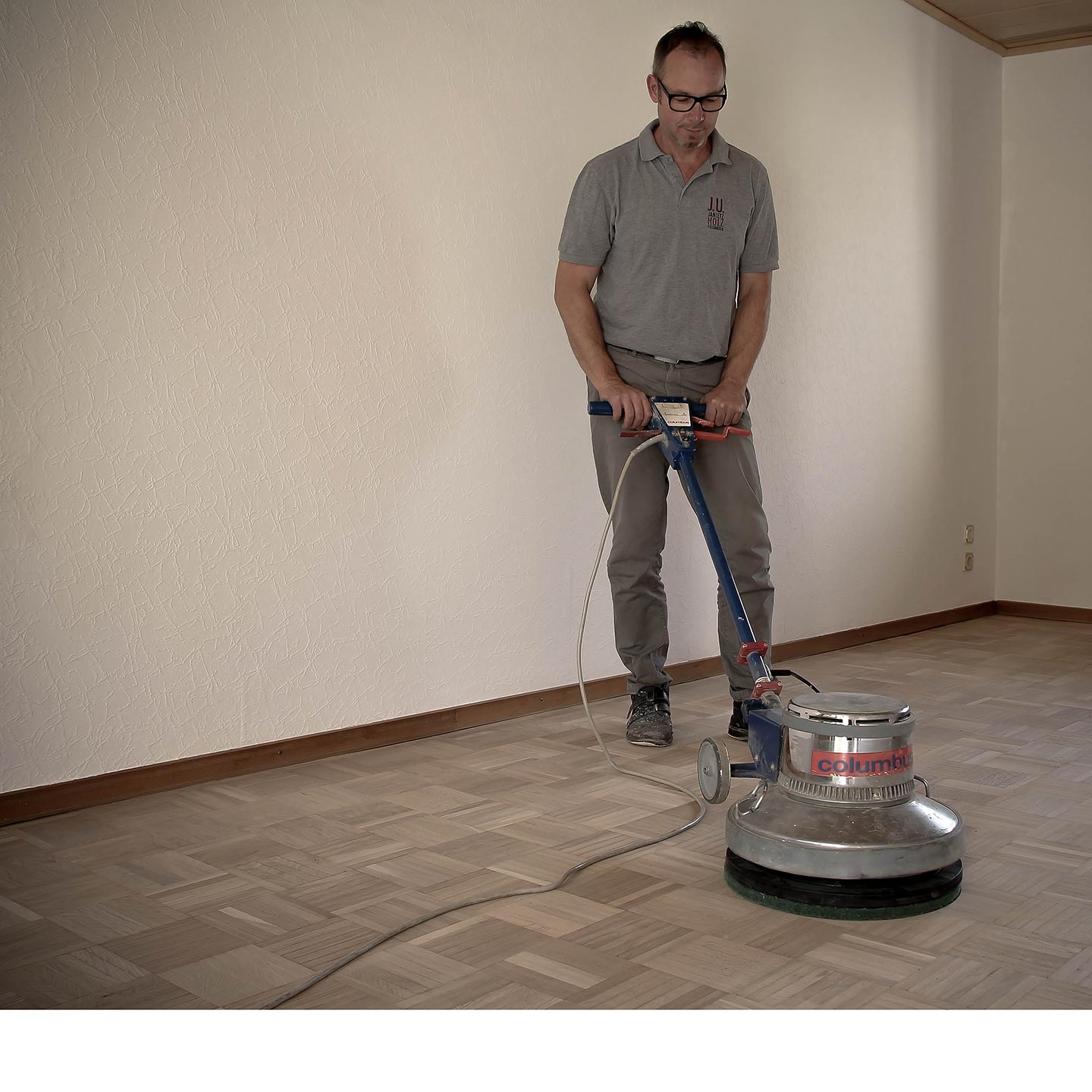 Der abschließende Feinschliff wird mit einer Einscheiben-Schleifmaschine